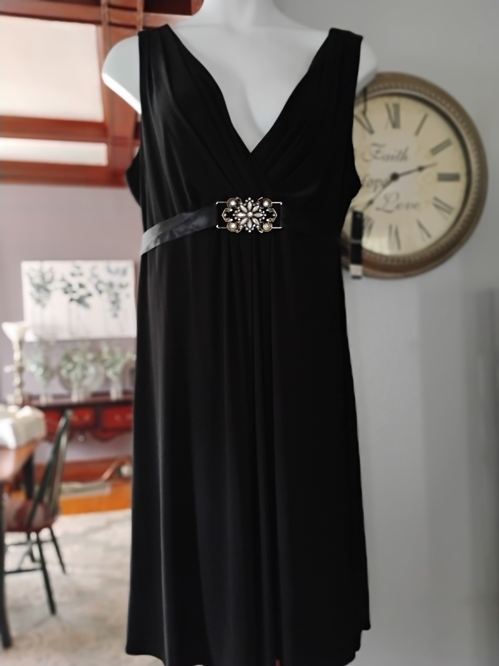 Black V-Neck Sleeveless Evening Dress with Embellished Waist